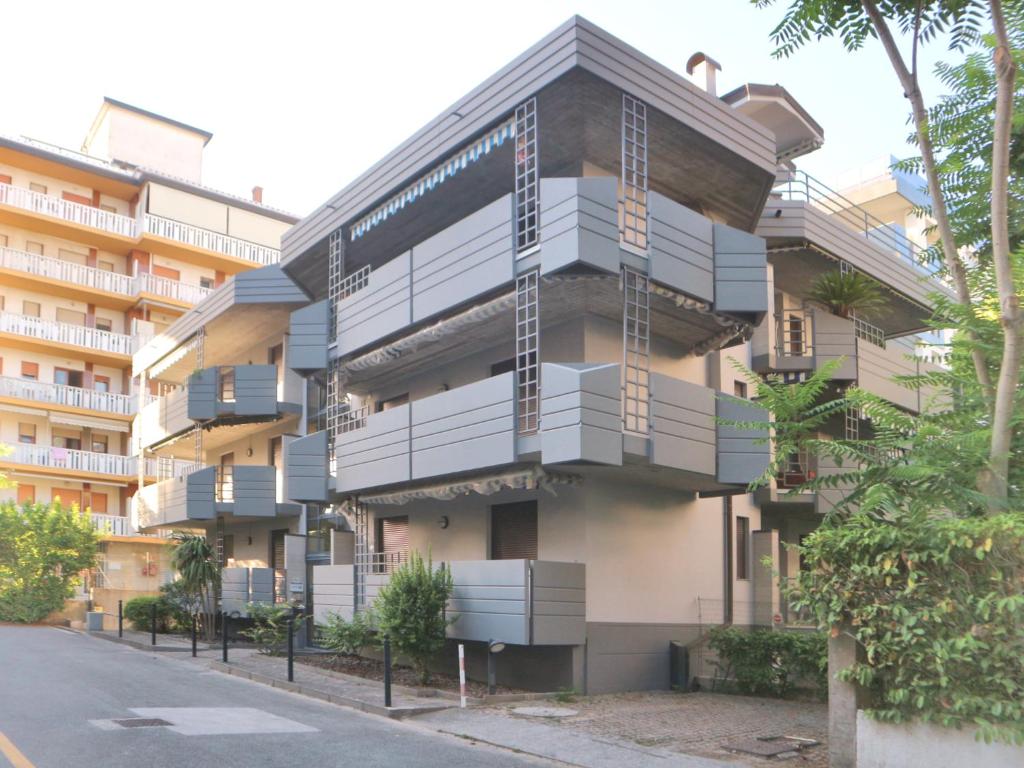 リニャーノ・サッビアドーロにあるMimosaの通り側のバルコニー付き建物