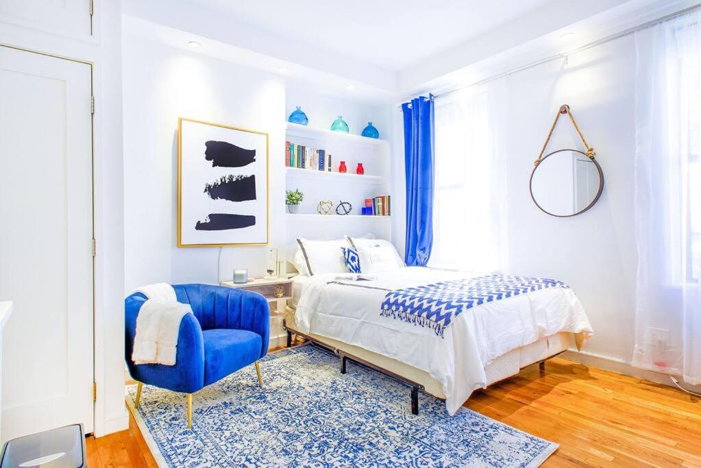 1 dormitorio con 1 cama y 1 silla azul en 62-3B Studio Prime UES Walk to Central Park, en Nueva York