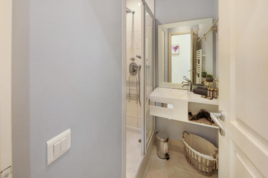 łazienka z umywalką i prysznicem w obiekcie Palais Miramar - Suite & E37 - 20M Plage - Croisette Emplacement Unique - WIFI - Clim w Cannes
