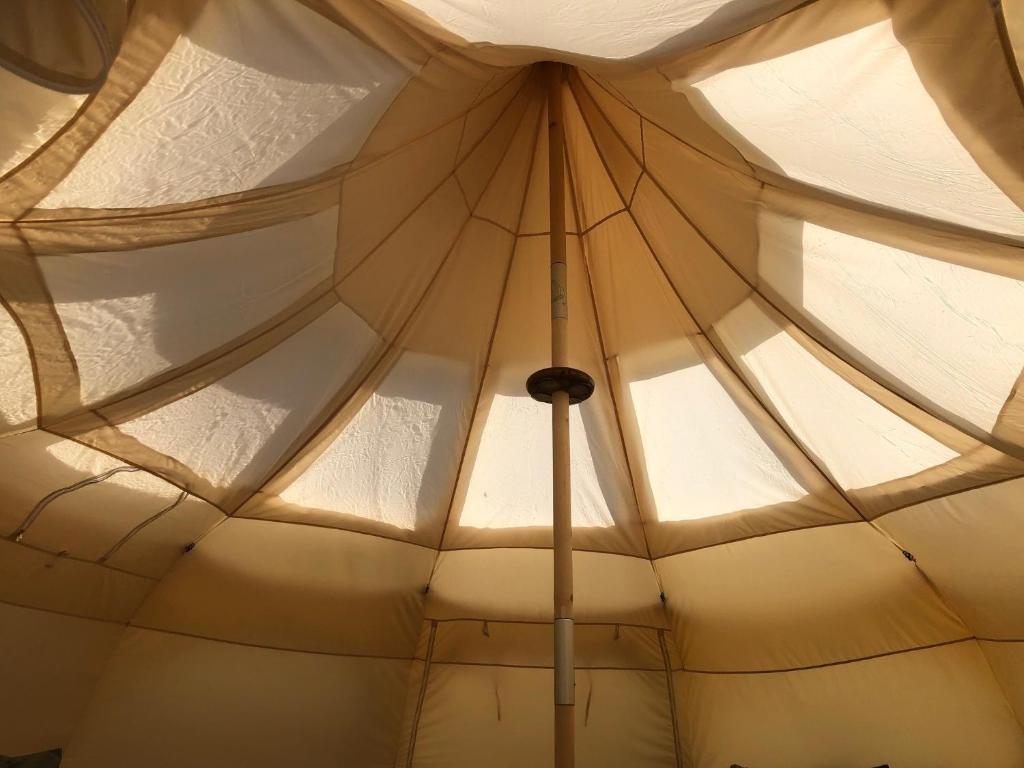 a close up of a ceiling of a tent at Stargazer Tent met sterrenuitzicht in Callantsoog