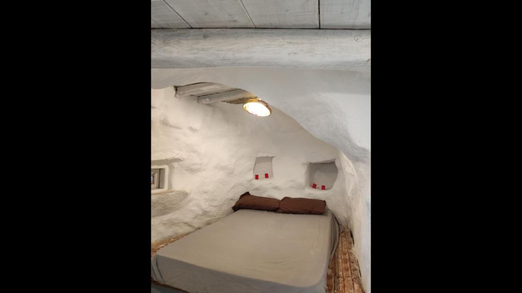 Habitación con cama en una cueva de nieve en Room in Studio - Artemis Studio Pyrgi en Platis Yialos Mykonos