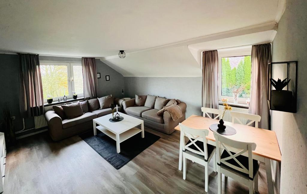 een woonkamer met een bank en een tafel bij Ferienhaus Lotte in Detern