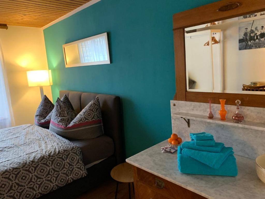 Een bed of bedden in een kamer bij Casa Restelli OG - nahe Andermatt Gotthard