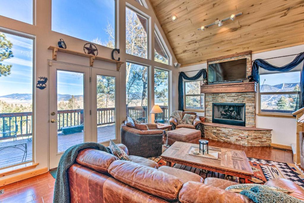 sala de estar con muebles de cuero y chimenea en Stunning Angel Fire Home 3 Mi to Ski Resort!, en Angel Fire