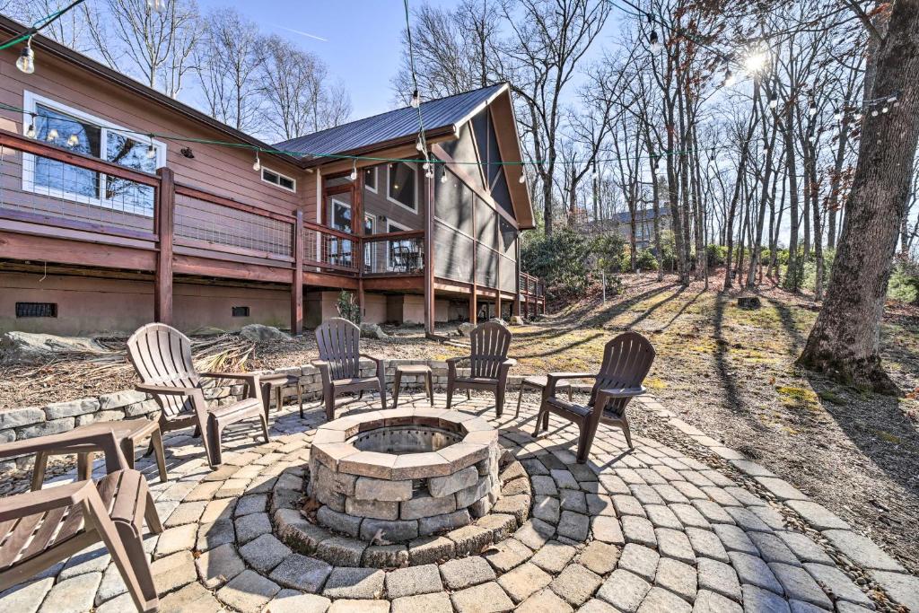 een patio met stoelen en een vuurplaats voor een huis bij Glenville Serenity Lodge Cabin Lake Views! in Glenville
