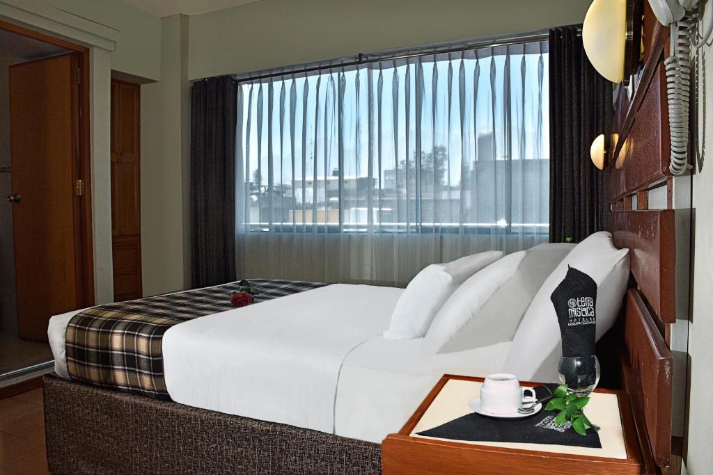 een hotelkamer met een groot bed en een raam bij TERRAMISTICA CENTRO BY Casa Consuelo in Arequipa