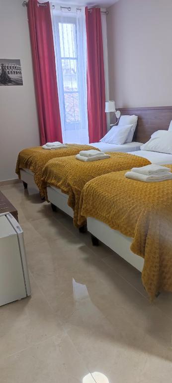 Postel nebo postele na pokoji v ubytování SQUARE HOTEL