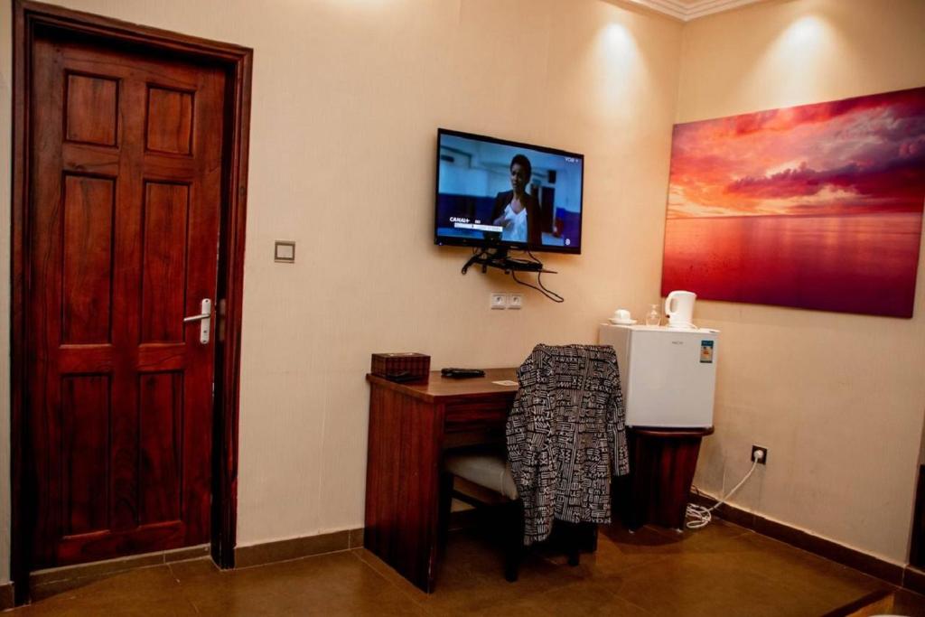 TV a/nebo společenská místnost v ubytování Hôtel Guest House Quatre Saisons