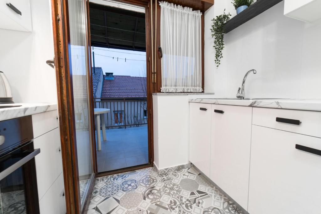 Kuchyňa alebo kuchynka v ubytovaní Angela Luxury Studio Apartment