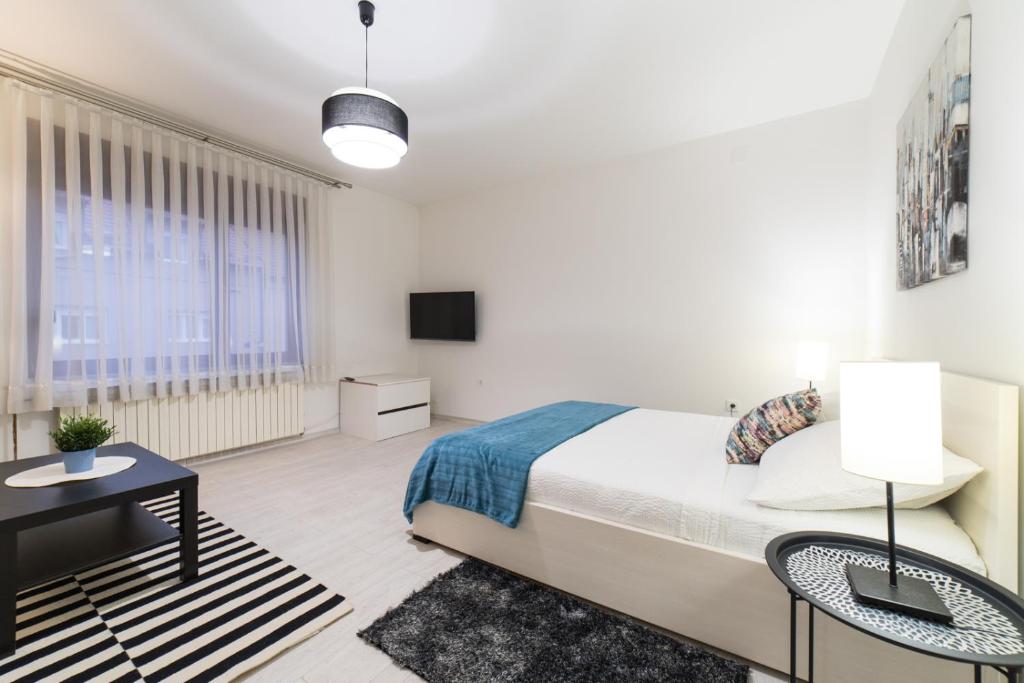 Posteľ alebo postele v izbe v ubytovaní Angela Luxury Studio Apartment