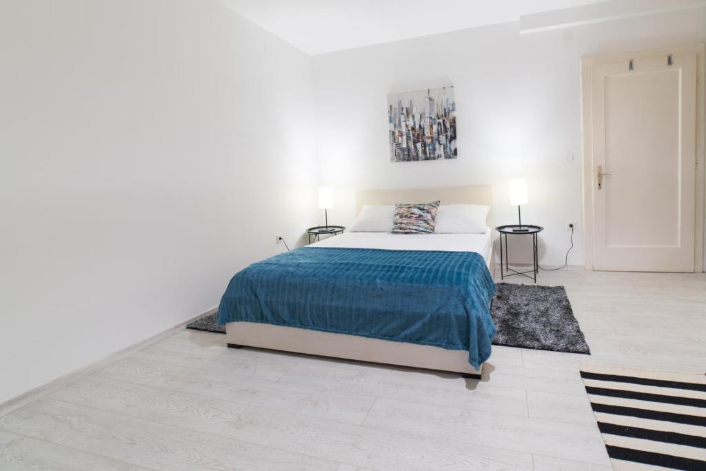 Posteľ alebo postele v izbe v ubytovaní Angela Luxury Studio Apartment