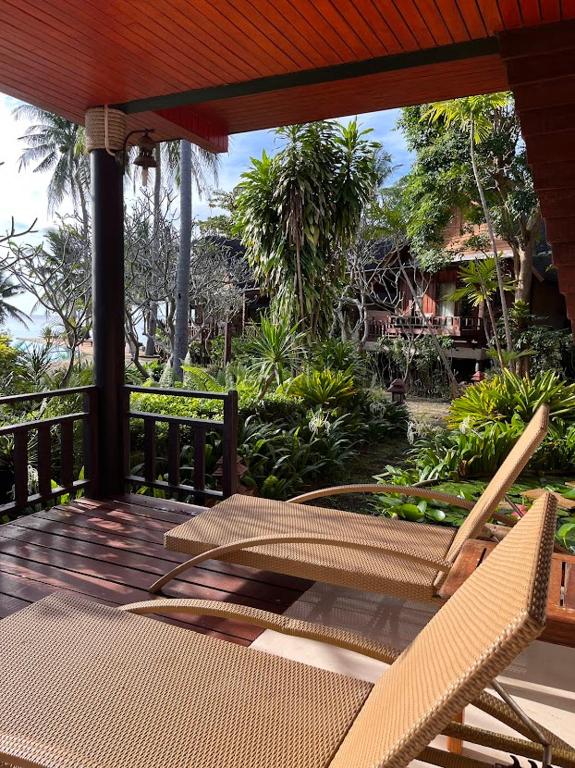 Ein Garten an der Unterkunft Green Papaya Beach Resort, Koh Phangan