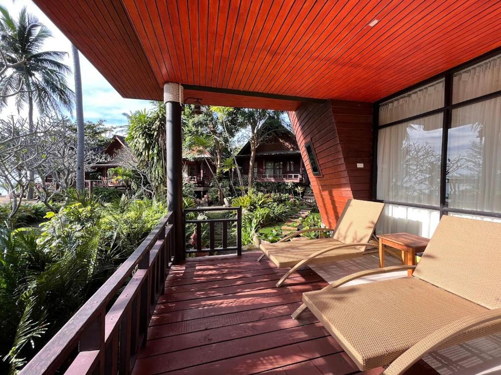 Ein Garten an der Unterkunft Green Papaya Beach Resort, Koh Phangan