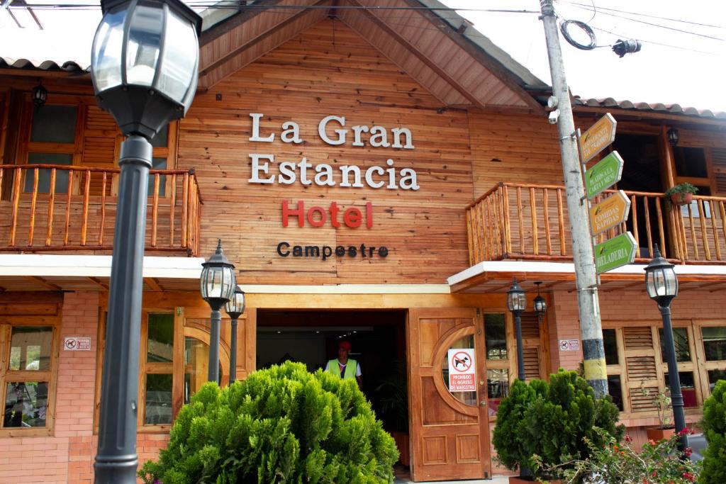 Chachagüí的住宿－La Gran Estancia Hotel Campestre，建筑前方有标志的酒店