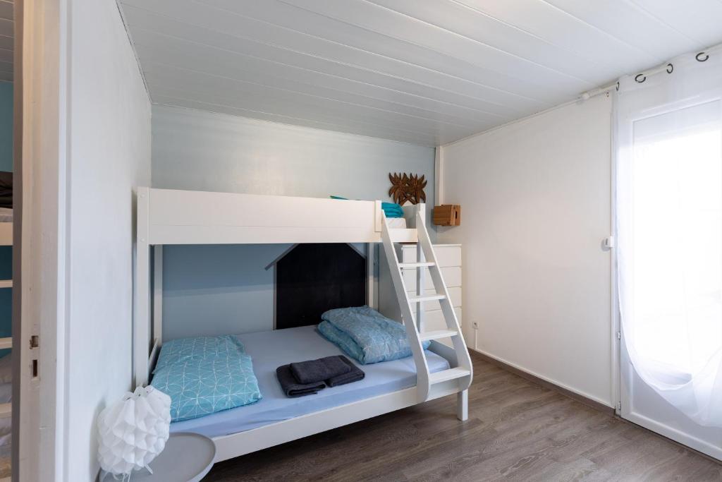 - łóżko piętrowe z drabiną w pokoju w obiekcie Maison Cosy - Plage 5min - Parc Expo- Arena-Centre ville w mieście Mauguio