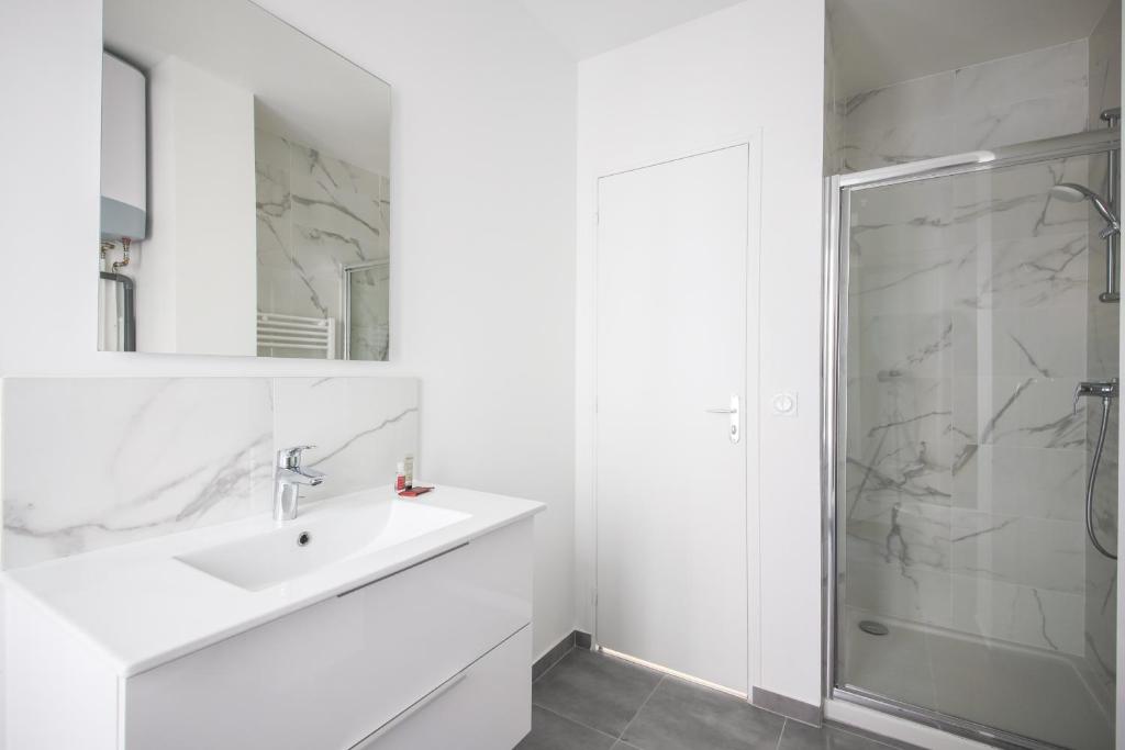 Kúpeľňa v ubytovaní 4#Duplex 2 Pers#Paris 15#Commerce#AC