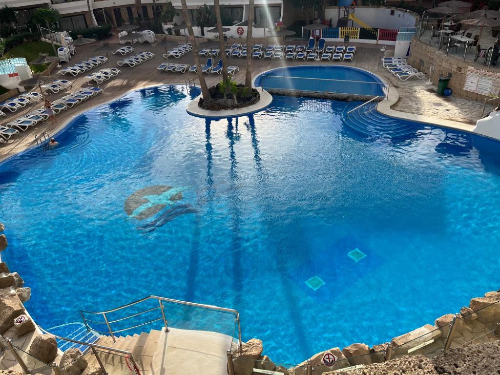 uitzicht op een groot zwembad in een hotel bij Sweet home ocean golf resort in San Miguel de Abona