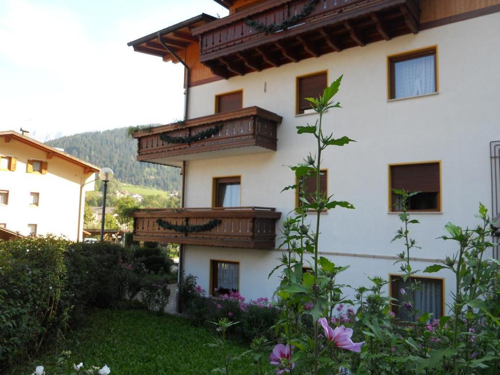 un edificio con balconi sul lato di Sissi House Dolomites a Transacqua