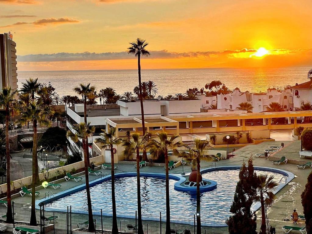 Vaizdas į baseiną apgyvendinimo įstaigoje Royal View Apartment - Playa de Las Americas arba netoliese