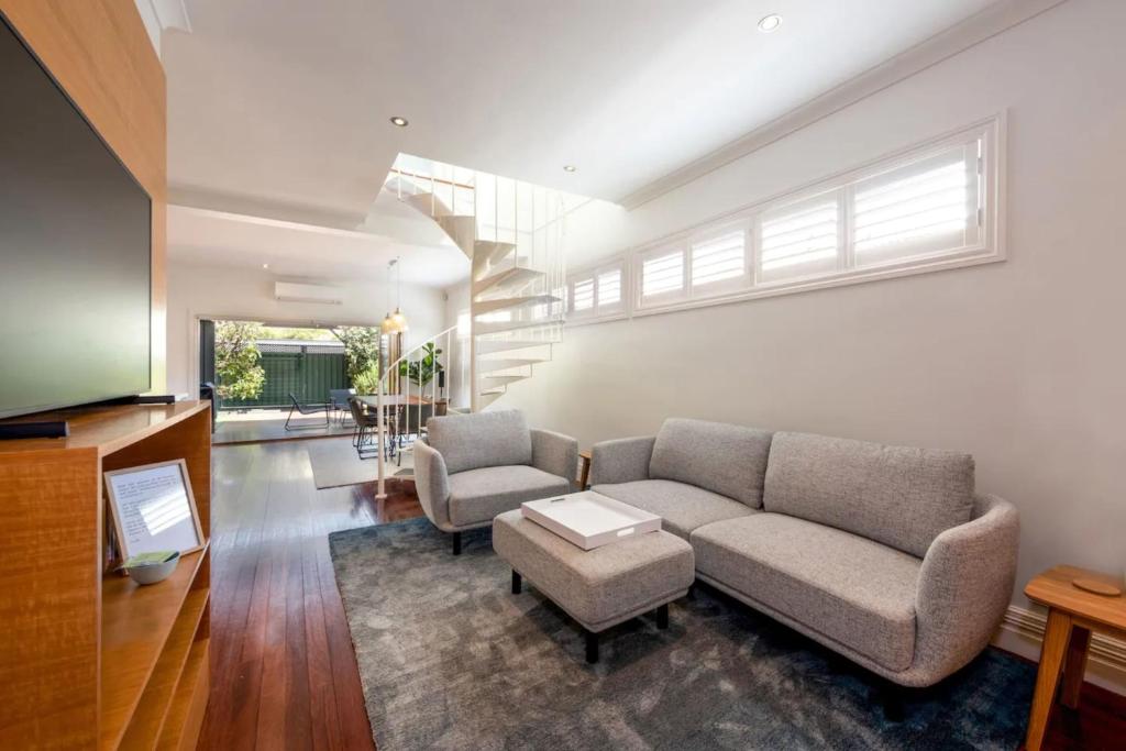 sala de estar con sofá y 2 sillas en Renovated 3 Bedroom Family Home in Richmond with Parking, en Melbourne