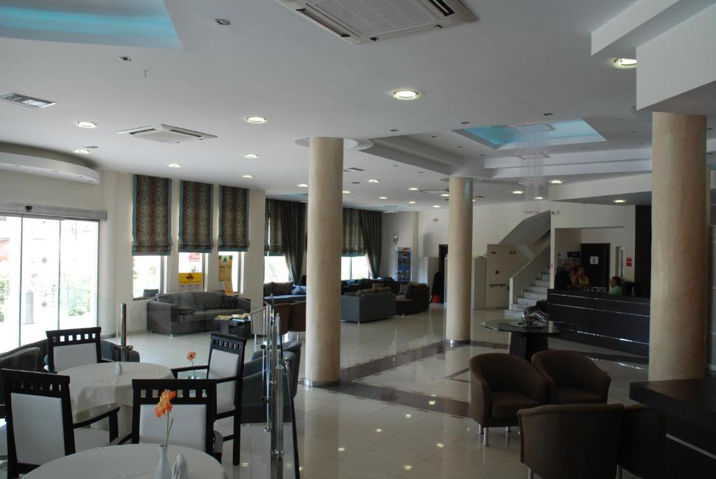 TV a/nebo společenská místnost v ubytování Letsos Hotel