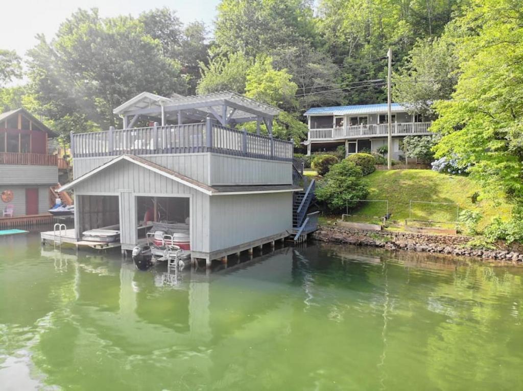 Bills Bungalow on Lake Burton with Top Dock and Hot Tub, Clayton – Updated  2024 Prices