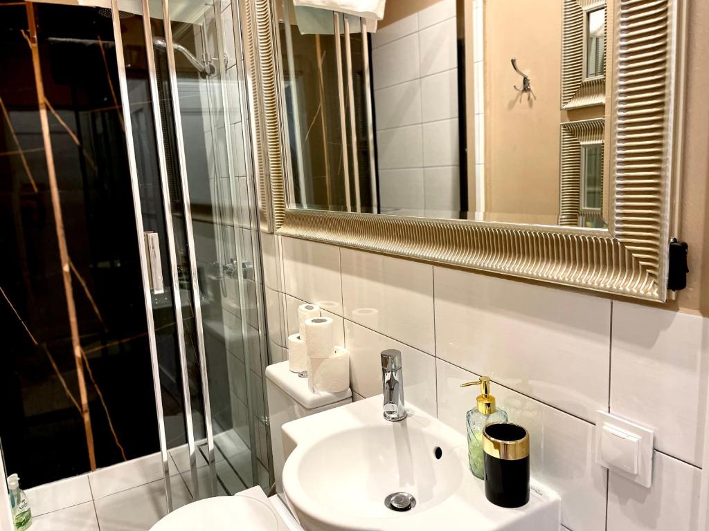 a bathroom with a sink and a mirror and a toilet at Cloud 9 - wyjątkowa majówka in Gdańsk
