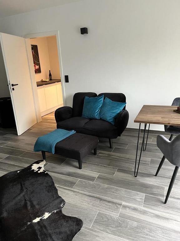 ein Wohnzimmer mit einem Sofa und einem Tisch in der Unterkunft Haus Gabor in Mülheim an der Ruhr