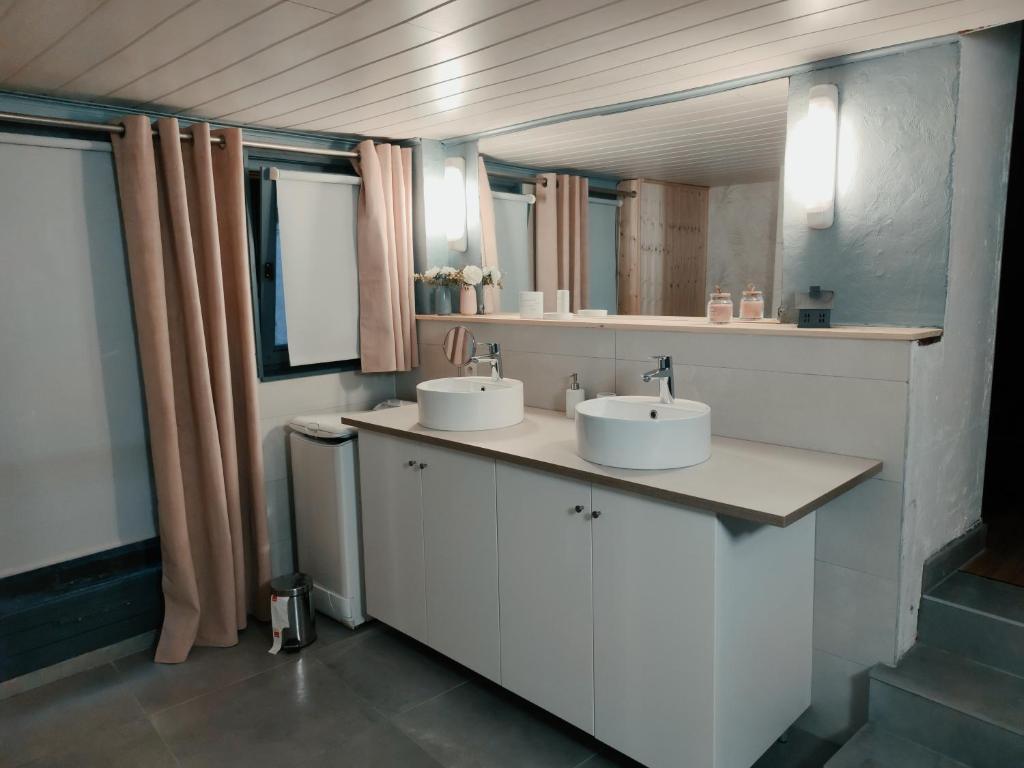 łazienka z 2 umywalkami i 2 lustrami w obiekcie La maison d'Amélie w mieście Birkenwald