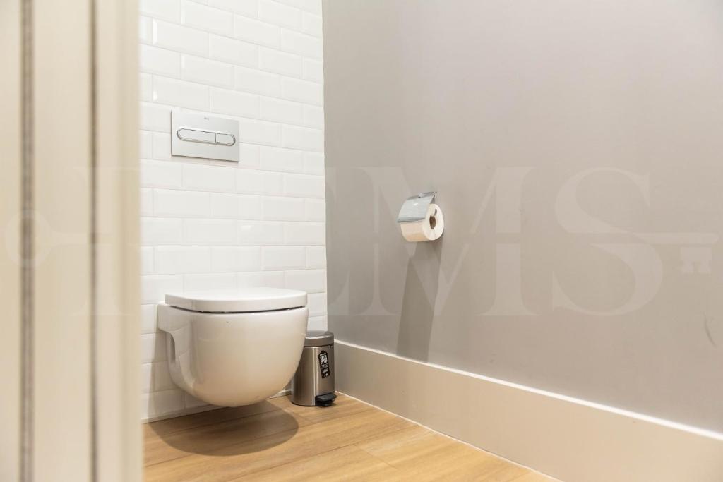 Kúpeľňa v ubytovaní Modern luxe apartment in the historic city center by REMS