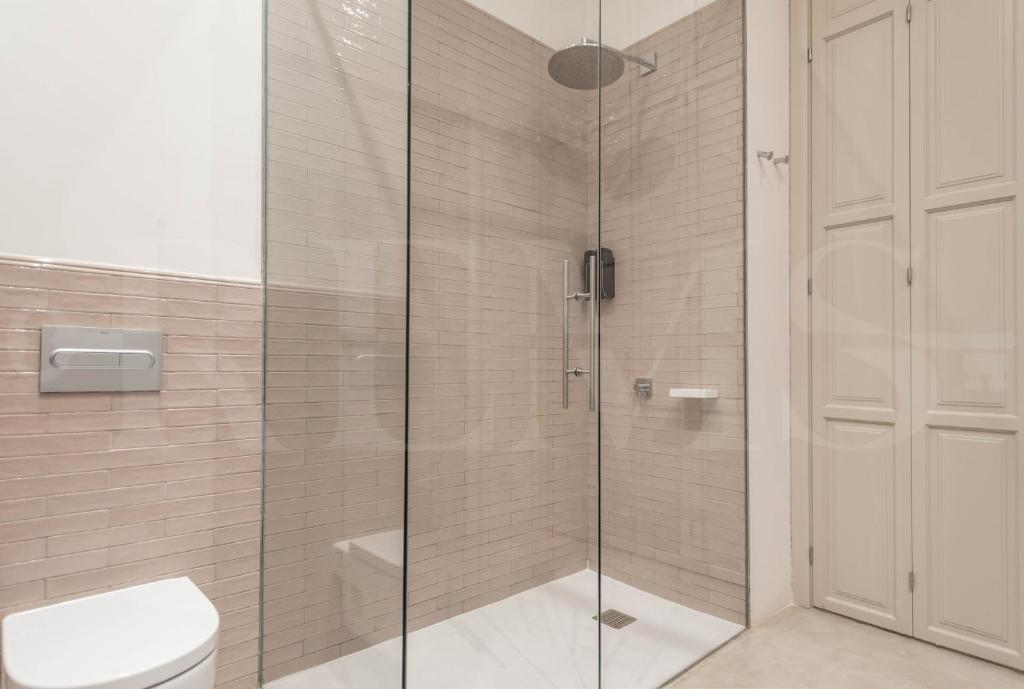 Kúpeľňa v ubytovaní Modern luxe apartment in the historic city center by REMS
