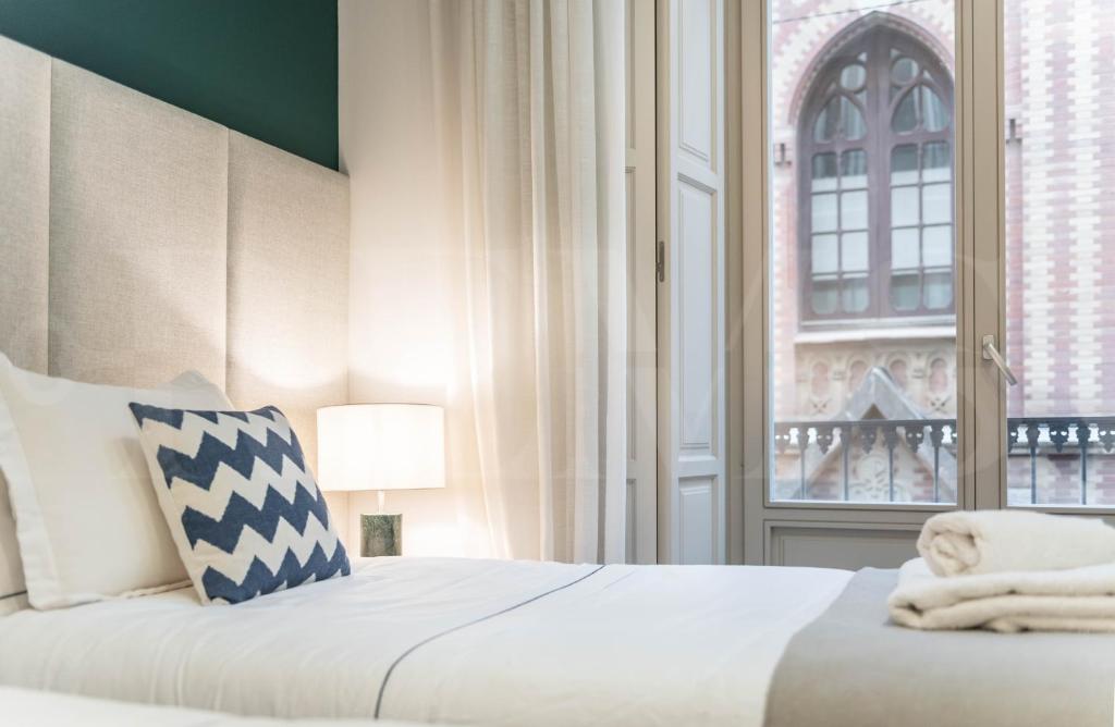 Posteľ alebo postele v izbe v ubytovaní Modern luxe apartment in the historic city center by REMS