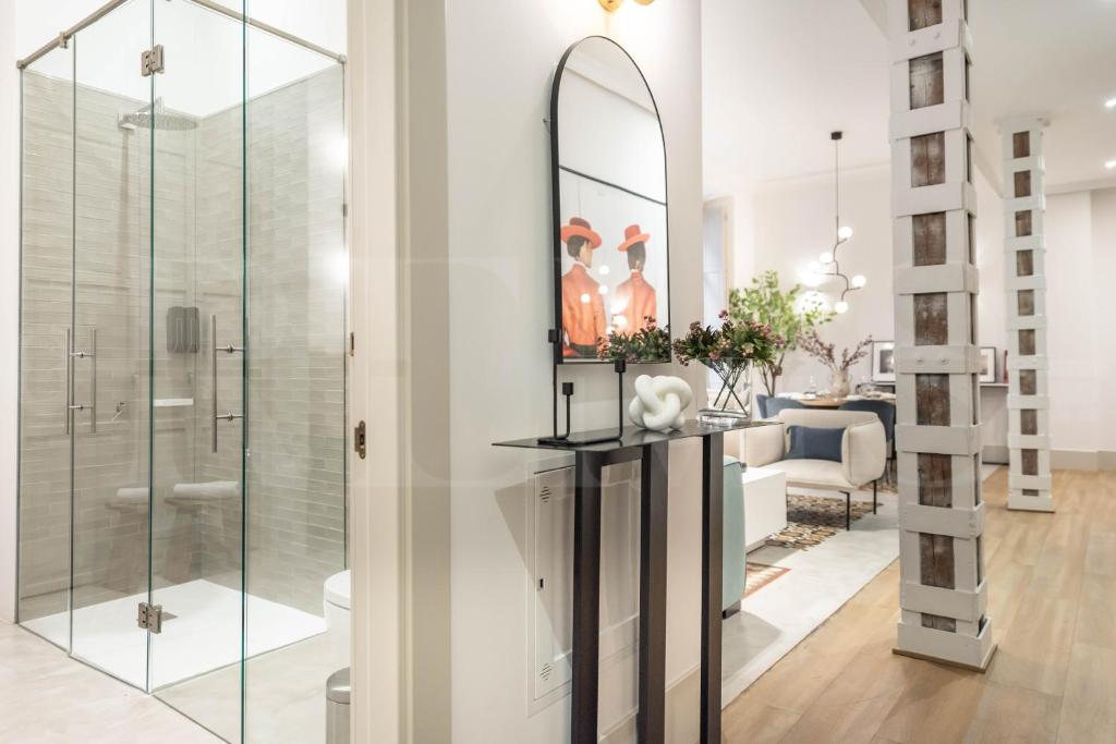 Kúpeľňa v ubytovaní Modern luxe apartment in the historic city center by REMS