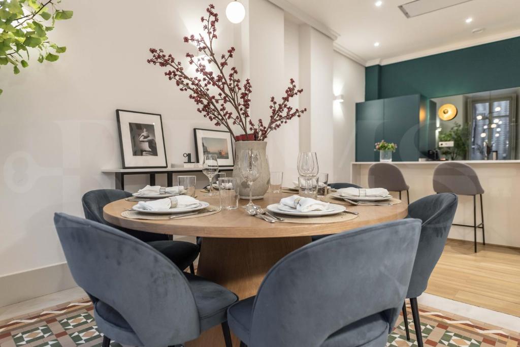 Posedenie v ubytovaní Modern luxe apartment in the historic city center by REMS