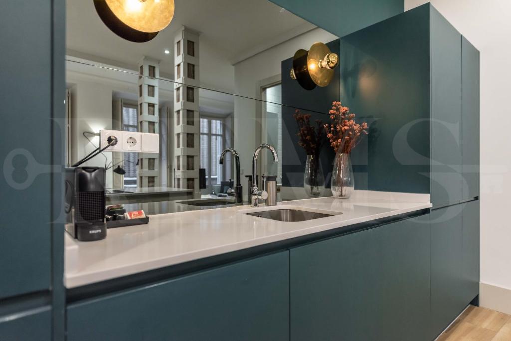 Kuchyňa alebo kuchynka v ubytovaní Modern luxe apartment in the historic city center by REMS