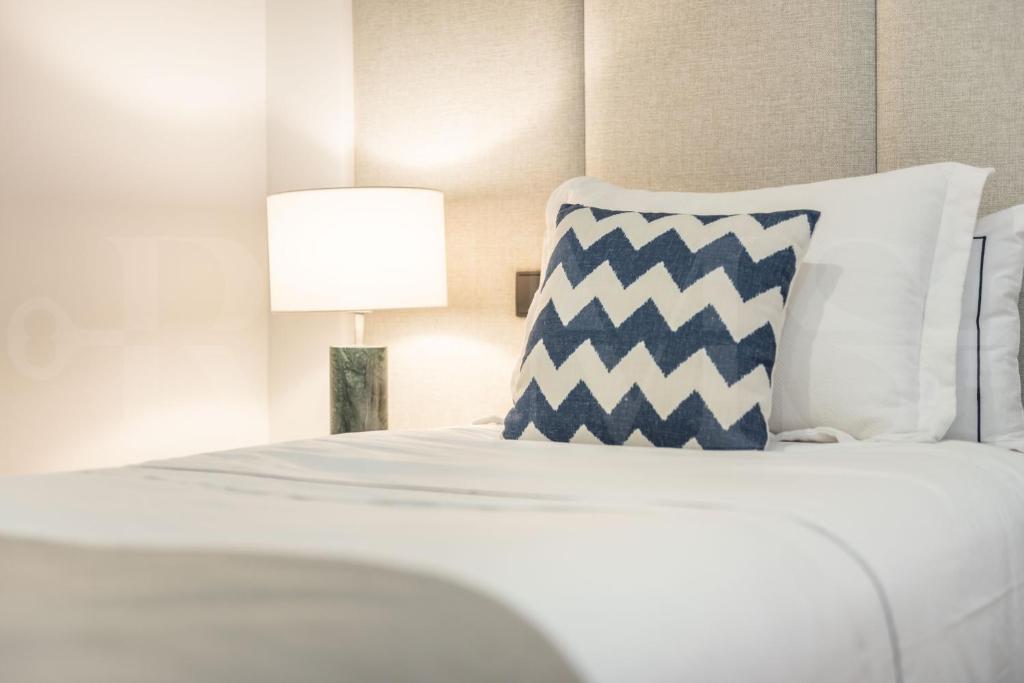 Posteľ alebo postele v izbe v ubytovaní Modern luxe apartment in the historic city center by REMS