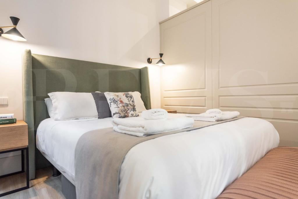 Posteľ alebo postele v izbe v ubytovaní Modern luxe apartment in the historic city center by REMS