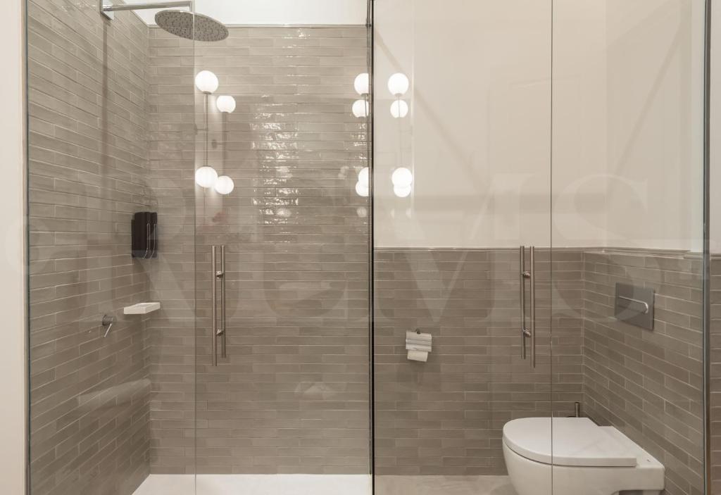 Kúpeľňa v ubytovaní Modern luxe apartment in the historic city center by REMS