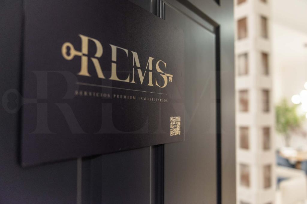 Certifikát, ocenenie alebo iný dokument vystavený v ubytovaní Modern luxe apartment in the historic city center by REMS