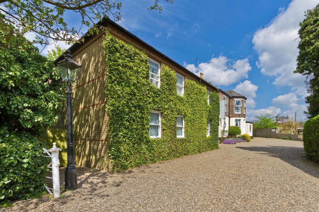 un edificio cubierto de hiedra con una luz de la calle en Stuart House Hotel, en Kings Lynn