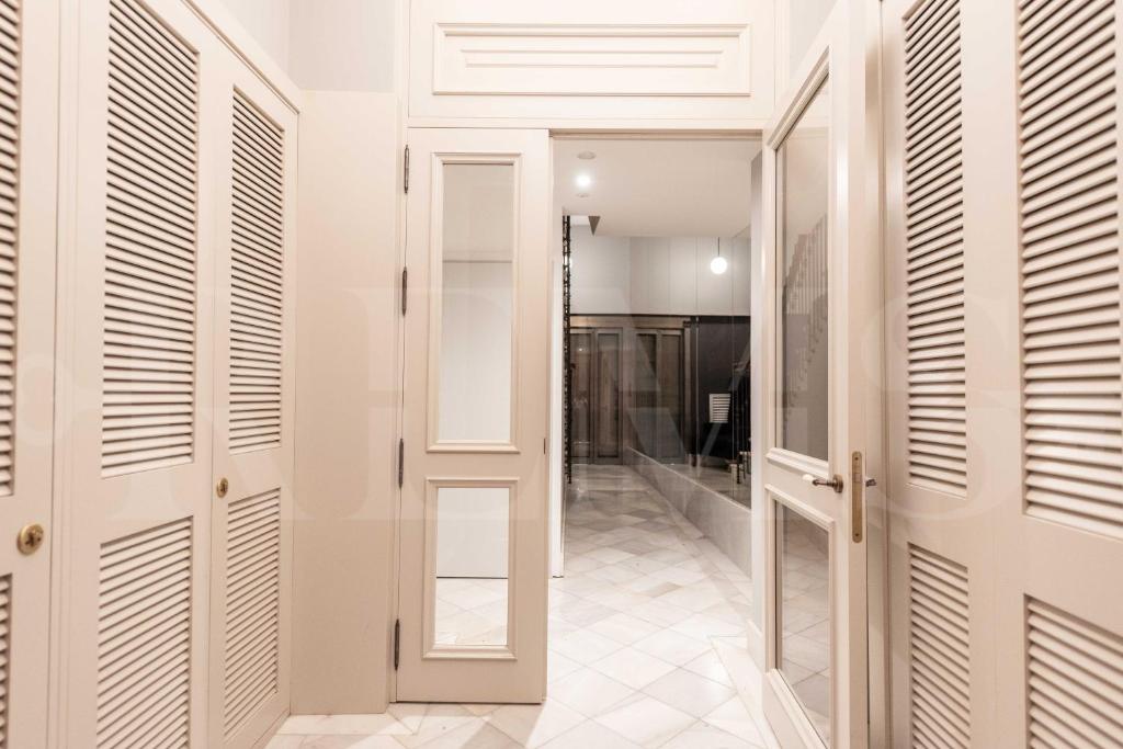 Kúpeľňa v ubytovaní Modern luxe apartment in the historic city center by REMS