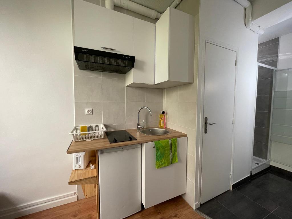 Kuchyňa alebo kuchynka v ubytovaní Studio paisible Paris 20