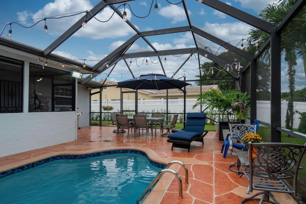 Πισίνα στο ή κοντά στο Three Bedroom Pool Home with Modern Interior Design