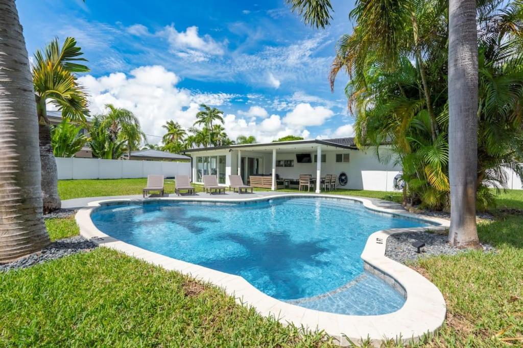 Delilas Chic 3 Bedroom 2 bath Abode with Heated Pool, Deerfield Beach