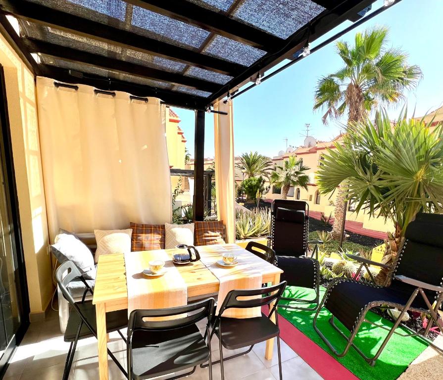 patio ze stołem i krzesłami na balkonie w obiekcie PAOLA Comfort Apartment w mieście Costa Calma