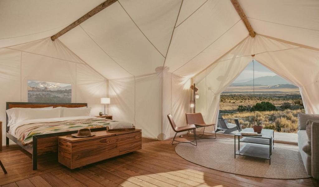 um quarto com uma cama numa tenda em ULUM Moab em La Sal