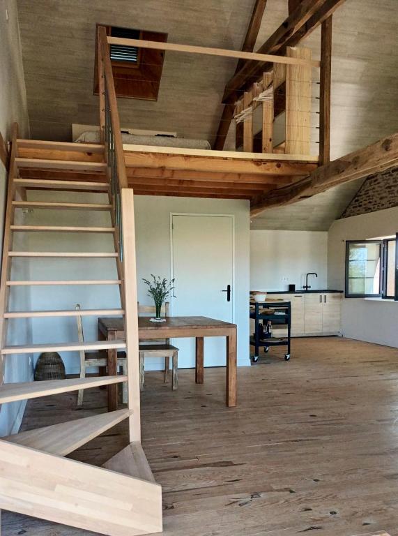 une mezzanine avec un escalier et une table dans une chambre dans l'établissement Domaine Harmonie, à Crespin