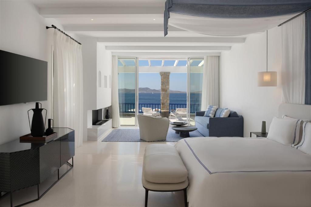 TV a/nebo společenská místnost v ubytování Mykonos Grand Hotel & Resort