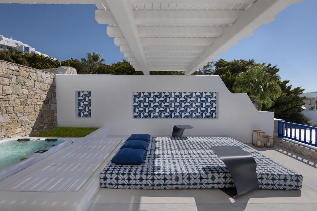 Postel nebo postele na pokoji v ubytování Mykonos Grand Hotel & Resort