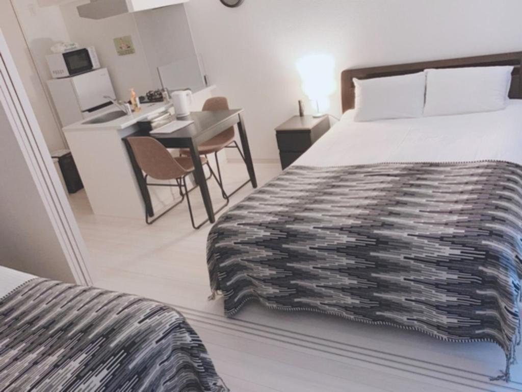 a hotel room with a bed and a table at ＥＵＲＯＰＥＡＮ ＨＯＵＳＥ ＲＥＩＳＥＮ - Vacation STAY 10519v in Fukuoka